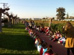 Más de 200 niños acuden al río Servol para comer el “pastisset” de Santa Catalina