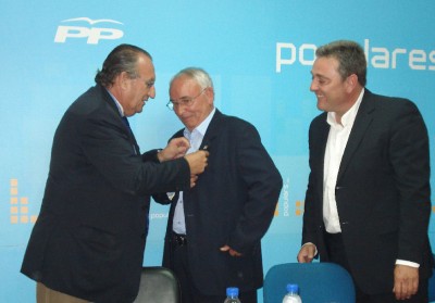 Carlos Fabra impone la insignia a Enrique Chaler ante la presencia del nuevo presidente